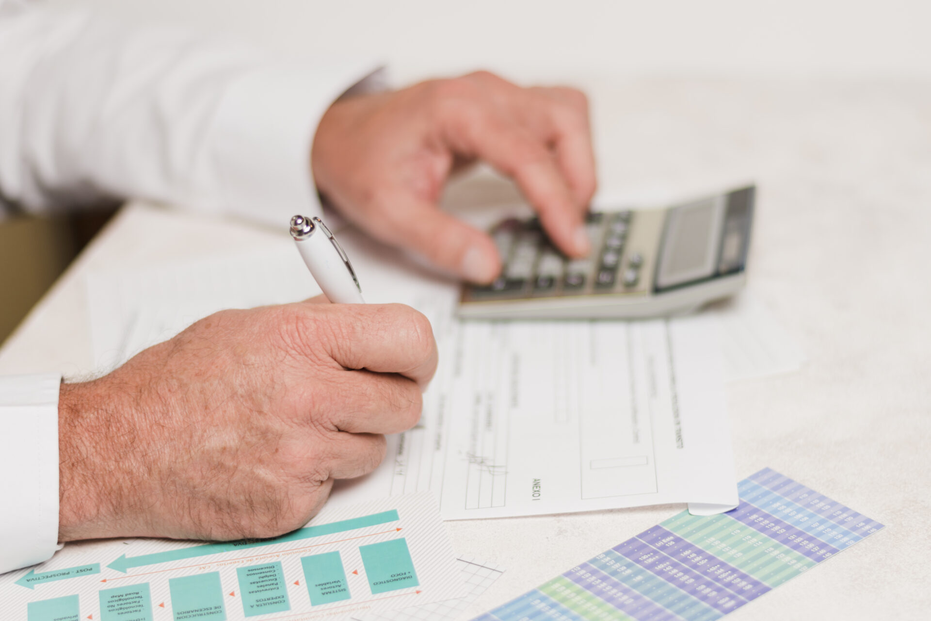 Hombre de negocios usando calculadora