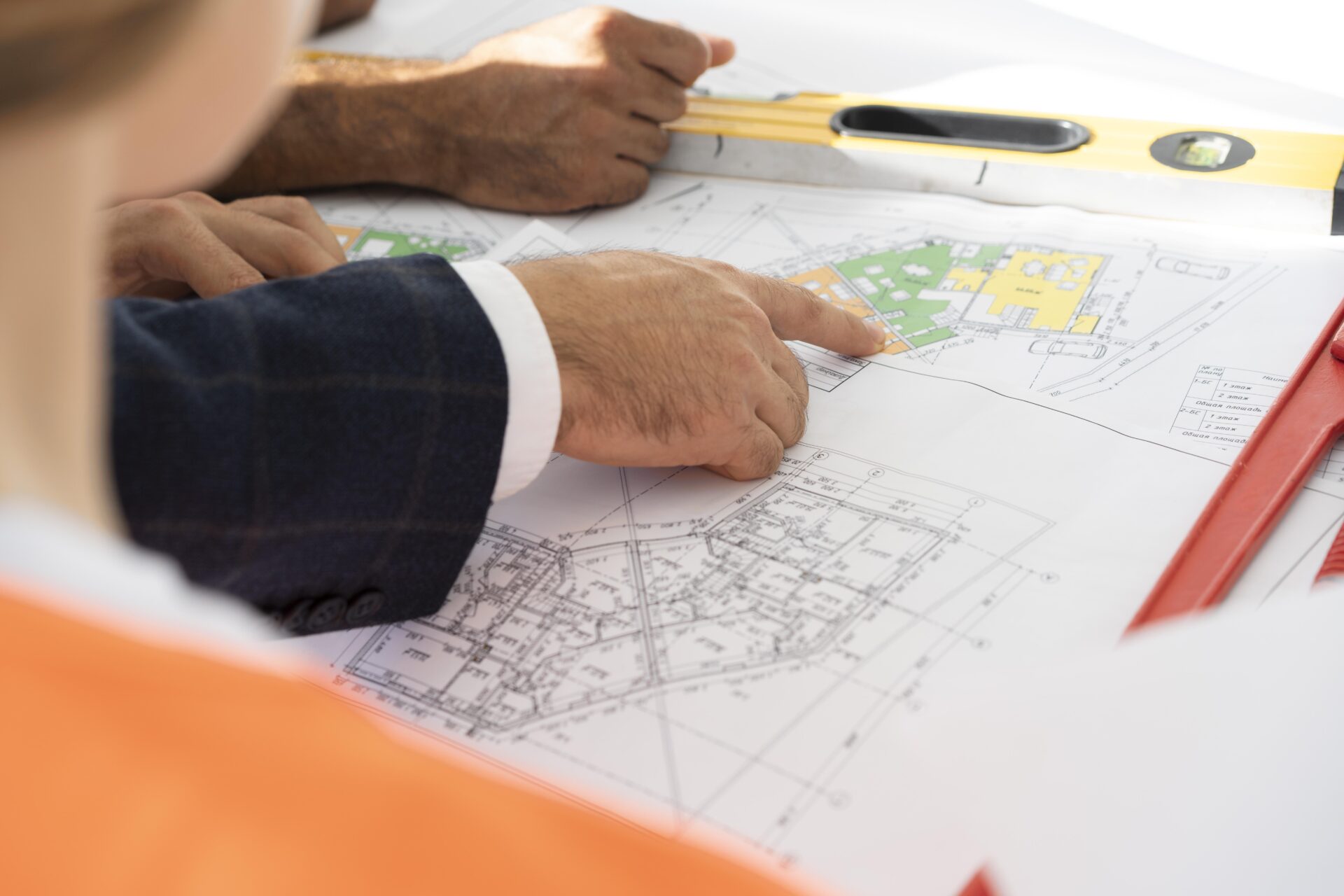 Trabajador de la construccion y la construccion en el sitio